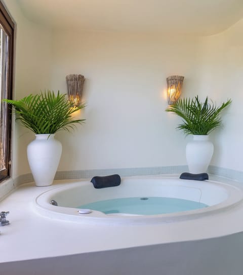 Deluxe Double Room, Jetted Tub, Sea View | Private spa tub