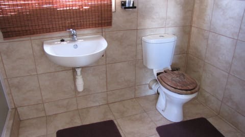 Standard Triple Room | Bathroom | Toilet paper