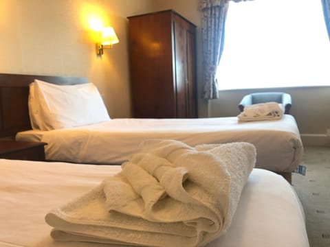 Twin Room | Desk, free WiFi, bed sheets