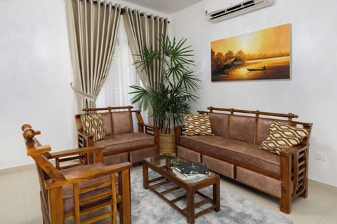 Room code: Three-Bedroom Villa Second Floor | Living area | 46-inch Smart TV with cable channels, books