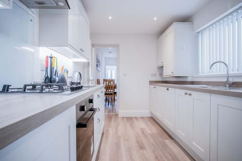 Fleet Street - 2 Bedroom Holiday Home - Swansea (5407)