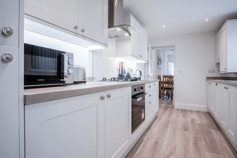 Fleet Street - 2 Bedroom Holiday Home - Swansea (5406)