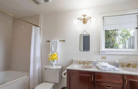 Luxury Double Room | Bathroom | Towels, soap, shampoo, toilet paper