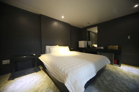 Double Room, 1 King Bed, Non Smoking | Free WiFi