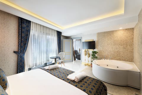 Luxury Suite | In-room safe, desk, laptop workspace, blackout drapes