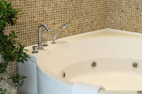 Luxury Suite | Jetted tub