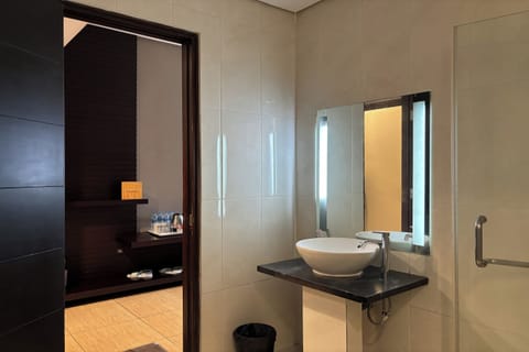 Platinum | Bathroom | Free toiletries, hair dryer, slippers, bidet