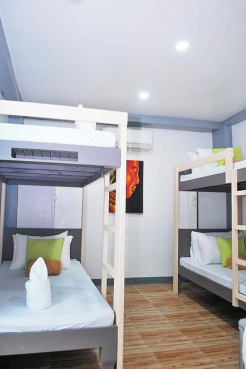 Quadruple Room | Minibar, desk, free WiFi, bed sheets