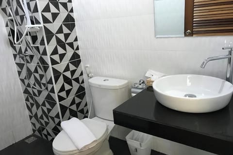 Superior Double Room | Bathroom | Shower, rainfall showerhead, free toiletries, hair dryer