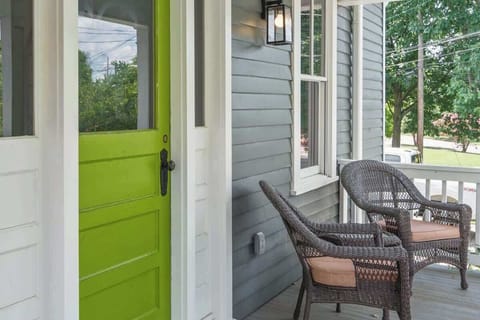 Discover your home away from home in Knoxville. Embrace the historic charm and front door's accent green color that welcome you to your mid-term sanctuary. We welcome our guests who need 30+day stays in the beautiful 4th and Gill community.