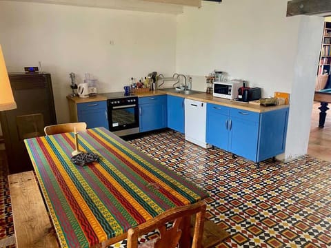 Grande cuisine avec table à manger et bancs