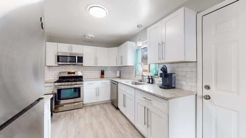 Kitchen has all the amenities