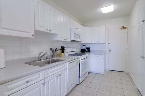 Superior Apartment | Private kitchen | Fridge, microwave, oven, stovetop