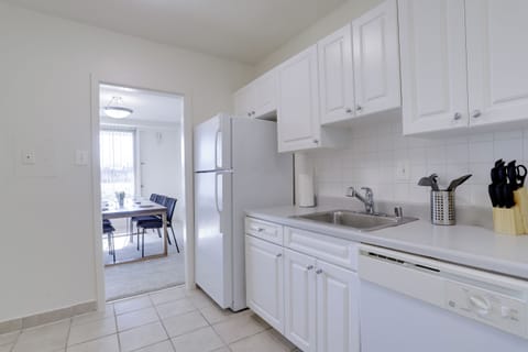 Superior Apartment | Private kitchen | Fridge, microwave, oven, stovetop