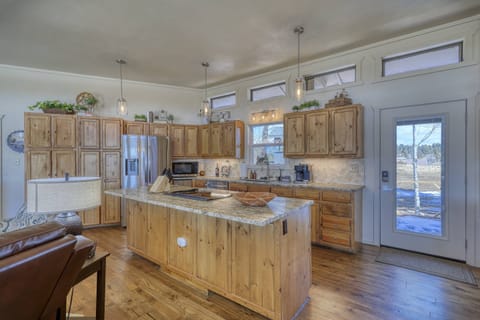 Fully equipped kitchen makes mealtime easy! Don't want to cook, you are just 3-10 min. from award winning fine dining, river bistros and breweries!