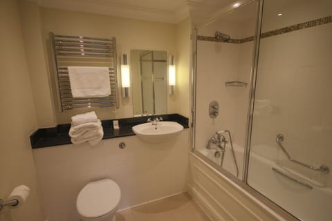 Classic Twin Room | Bathroom | Free toiletries, hair dryer, towels, soap