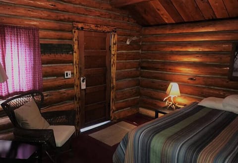 Cabin, 1 Queen Bed, Non Smoking | Desk, free WiFi