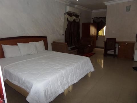 Comfort Double Room | Desk, laptop workspace, blackout drapes, free WiFi