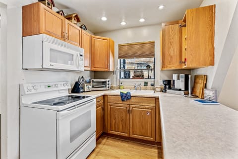 Cabin, Multiple Beds, Balcony, Mountain View (Mescalero Flagstaff) | Private kitchen | Coffee/tea maker