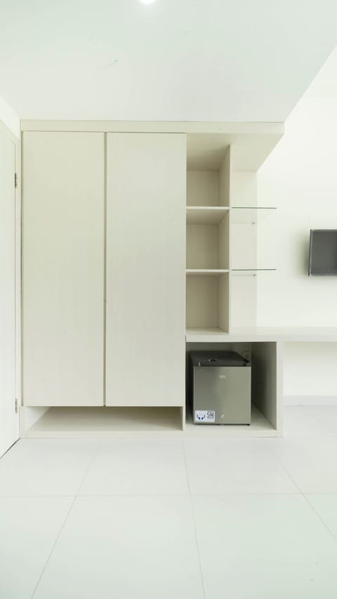 Deluxe Apartment, Kitchenette | Wardrobe