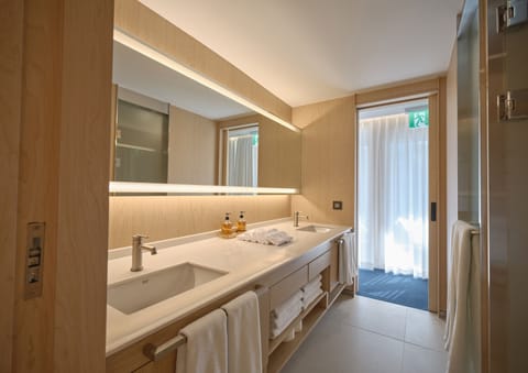 Grand City Spa Suite | Bathroom sink