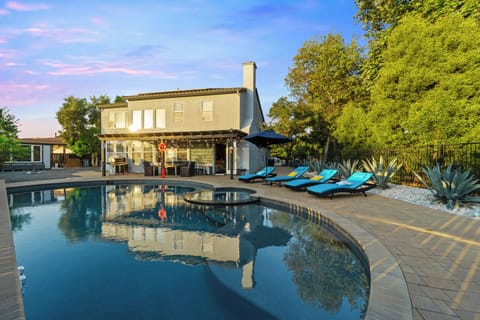 "Their pool and jacuzzi were awesome, they even have lounge chairs" - Dean