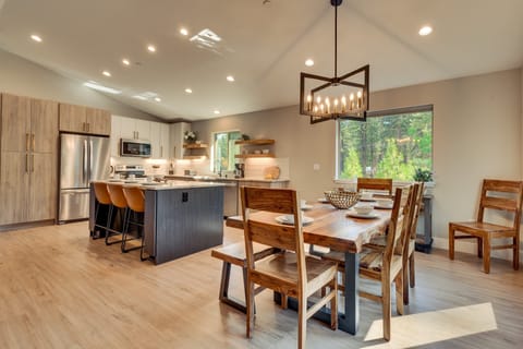 - Modern kitchen with stainless steel appliances
- Large dining table with seating for the whole group
- Open layout with bright windows and warm lighting