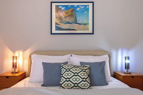 Luxury Apartment | 3 bedrooms, in-room safe, blackout drapes, iron/ironing board