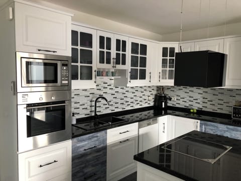 House | Private kitchen | Fridge, microwave, oven, stovetop