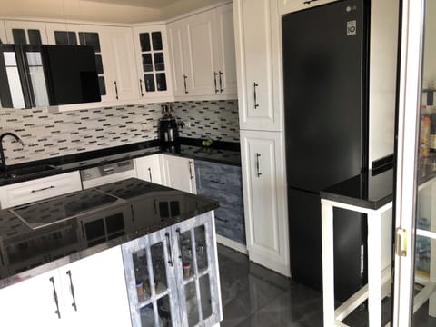 House | Private kitchen | Fridge, microwave, oven, stovetop