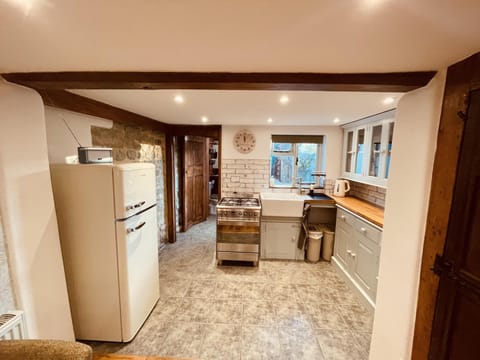 Cottage | Private kitchen | Fridge, oven, stovetop, electric kettle