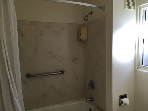 Standard Room, 1 King Bed | Bathroom | Combined shower/tub, free toiletries, hair dryer, towels