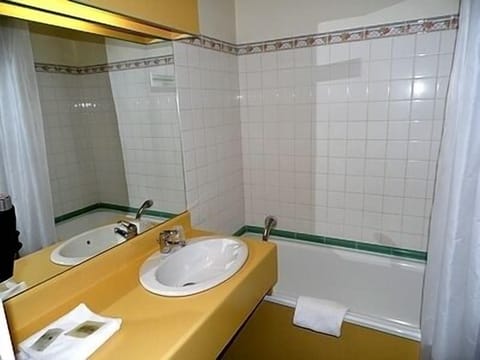 Superior Double Room | Bathroom | Bathtub, free toiletries, hair dryer, towels