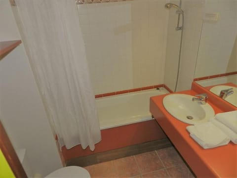 Bathtub, free toiletries, hair dryer, towels