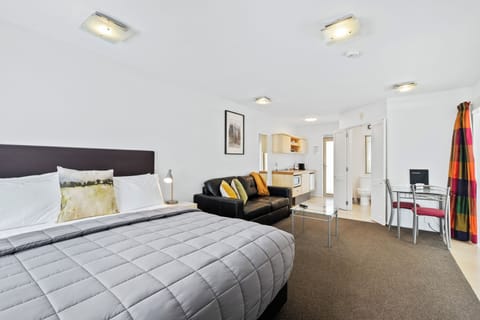 Executive Spa Studio | Soundproofing, iron/ironing board, free WiFi, bed sheets