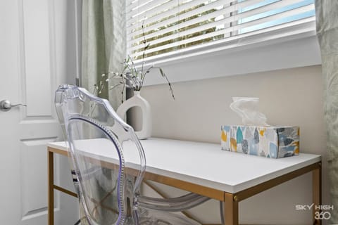 Desk in the 3rd bedroom.