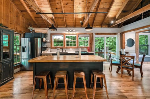 Island seating for 4 . Full Kitchen with all cooking essentials 

