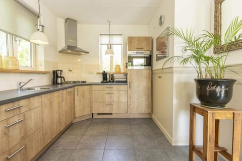 House | Private kitchen | Electric kettle, toaster, highchair