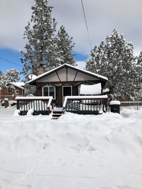 Cozy cabin new ac/heating 2024, wood burning fireplace.