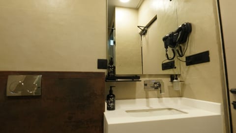 Executive Room, City View | Bathroom | Hair dryer, soap, shampoo, toilet paper