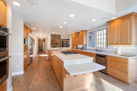 House, 6 Bedrooms | Private kitchen | Fridge, oven, coffee/tea maker, toaster