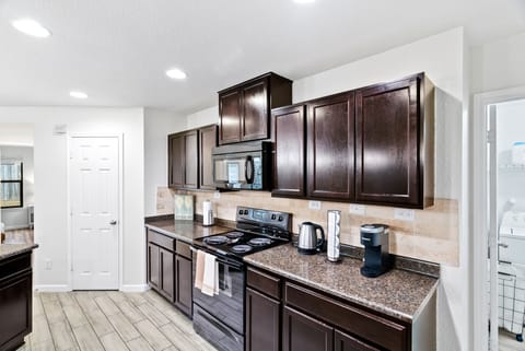 House, 3 Bedrooms | Private kitchen | Fridge, oven, coffee/tea maker, toaster