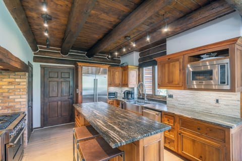 1.6-slopeside-chateau-telluride-kitchen