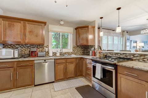 Fully equipped kitchen with plenty of light