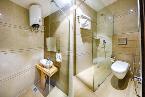 Deluxe Room | Bathroom | Shower, rainfall showerhead, free toiletries, towels