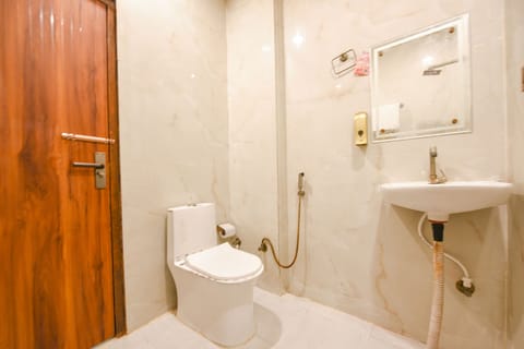 Deluxe Room | Bathroom | Shower, rainfall showerhead, free toiletries, towels