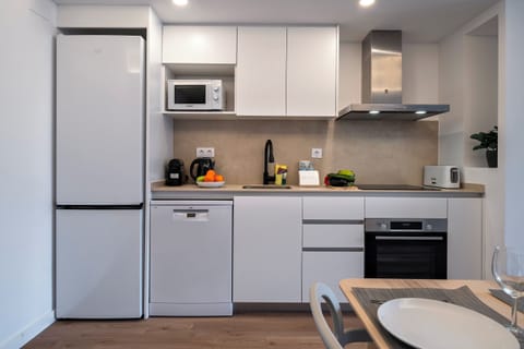 Full-size fridge, microwave, oven, stovetop