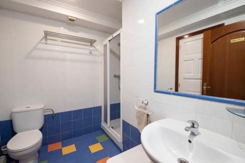 Twin Room, Non Smoking, Private Bathroom | Bathroom | Shower, hair dryer, towels, soap