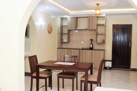 Superior Apartment, 3 Bedrooms, Kitchen, Garden View | In-room dining