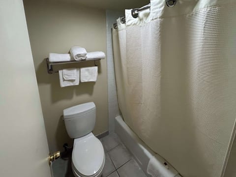 Combined shower/tub, towels